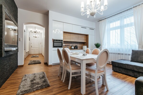 Luxury Apartment, 2 Bedrooms, Balcony (Bosacka 14) | In-room dining - City Lights Apartments - Bosacka (Kraków)