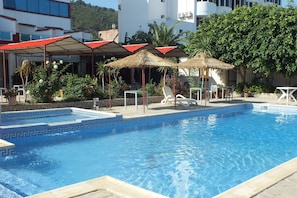 Indoor pool, outdoor pool, pool umbrellas, pool loungers - Hotel Syphax (Bejaia)