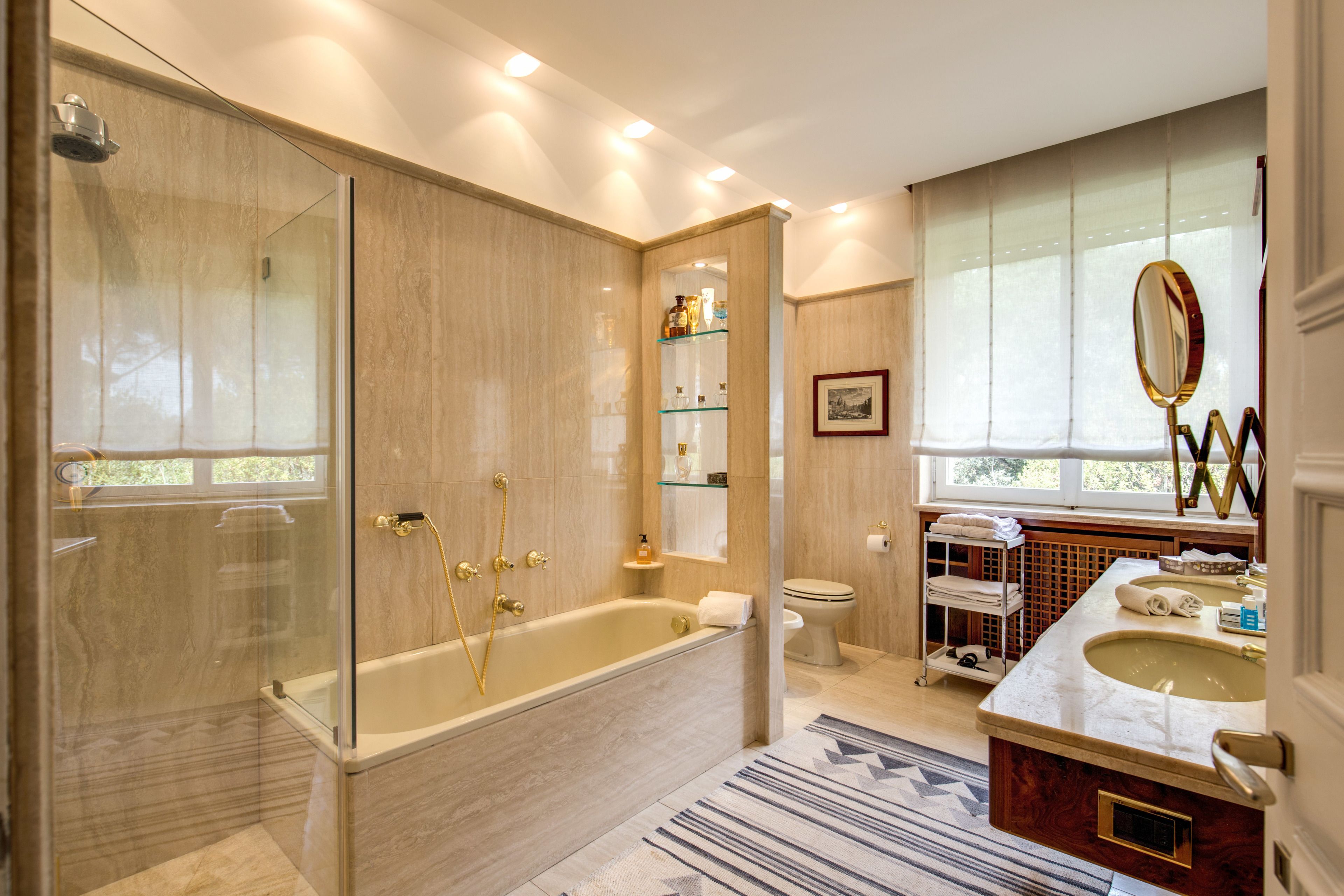 Ein modernes Badezimmer mit Duschkabine, freistehender Badewanne, Waschtisch und Toilette.