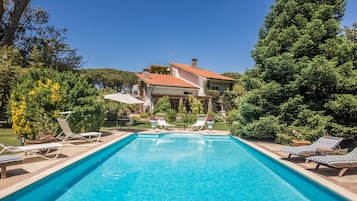 Piscine extérieure (ouverte en saison), chaises longues