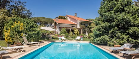 Seasonal outdoor pool, open 9:00 AM to 7:00 PM, pool loungers