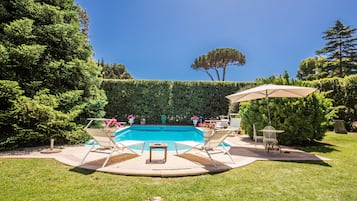 Piscine extérieure (ouverte en saison), chaises longues
