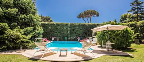 Piscine extérieure (ouverte en saison), chaises longues