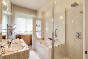 Junior Suite, Private Bathroom, Park View | Bilik Mandi | Tab mandi, kelengkapan dandanan diri percuma, pengering rambut 