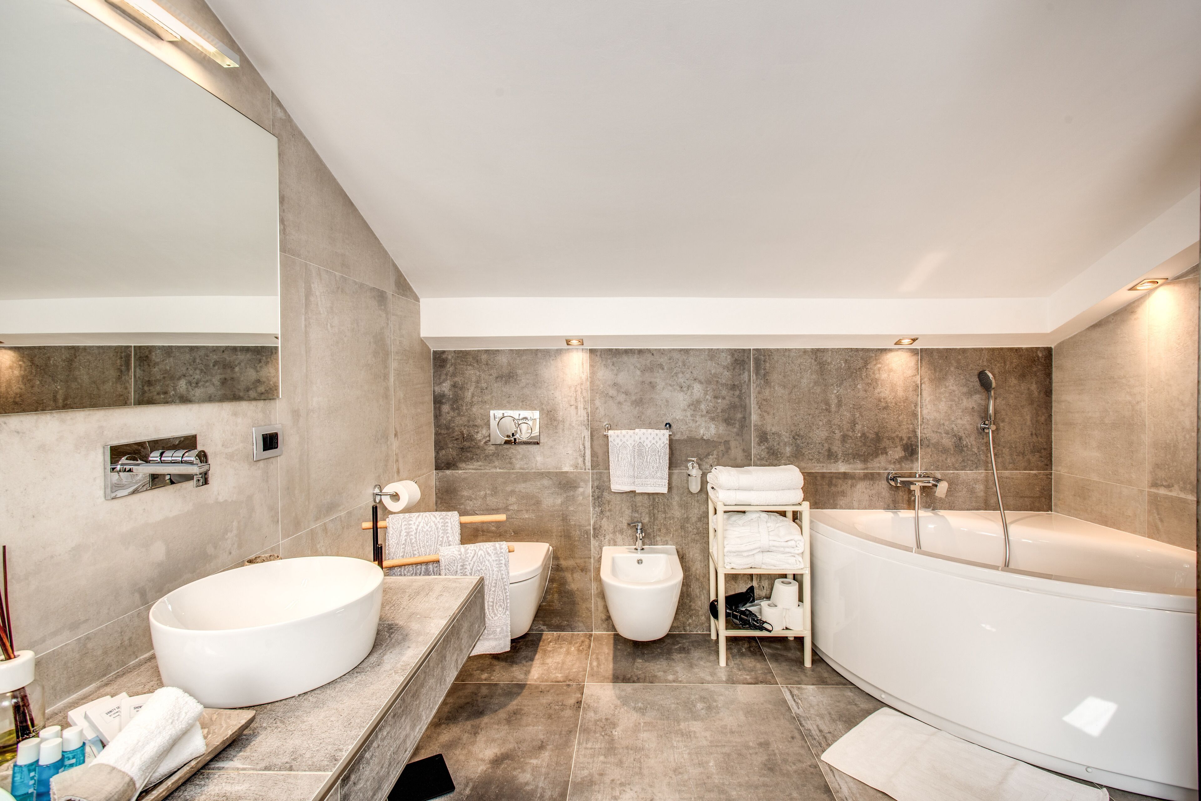 Luxury-Studiosuite | Badezimmer | Badewanne, kostenlose Toilettenartikel, Haartrockner, Bademäntel