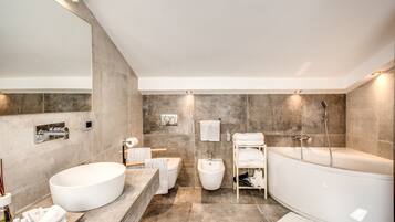 Luxury-Studiosuite | Badezimmer | Badewanne, kostenlose Toilettenartikel, Haartrockner, Bademäntel