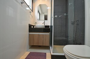 Familienapartment, 3 Schlafzimmer, Küche, am Strand | Badezimmer | Dusche, Handtücher