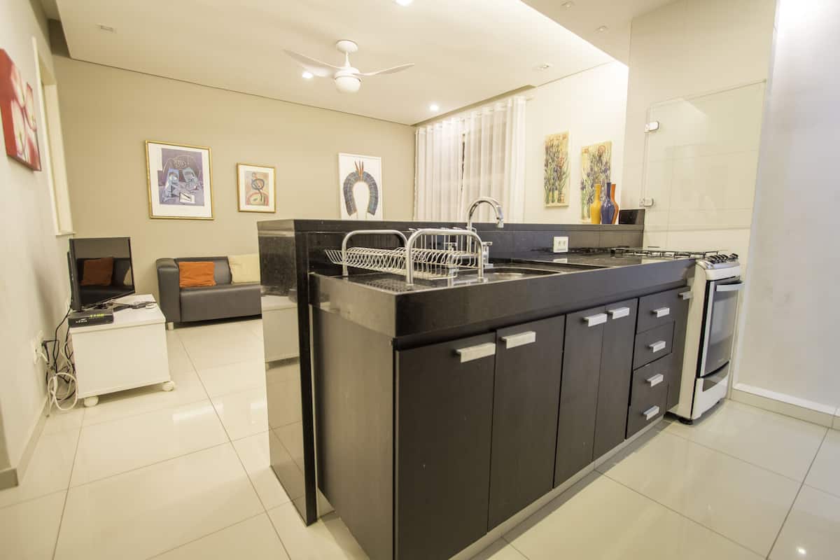 Apartamento conforto, 3 quartos | Cozinha privada | Cafeteira/chaleira, geladeira, micro-ondas, fogão
