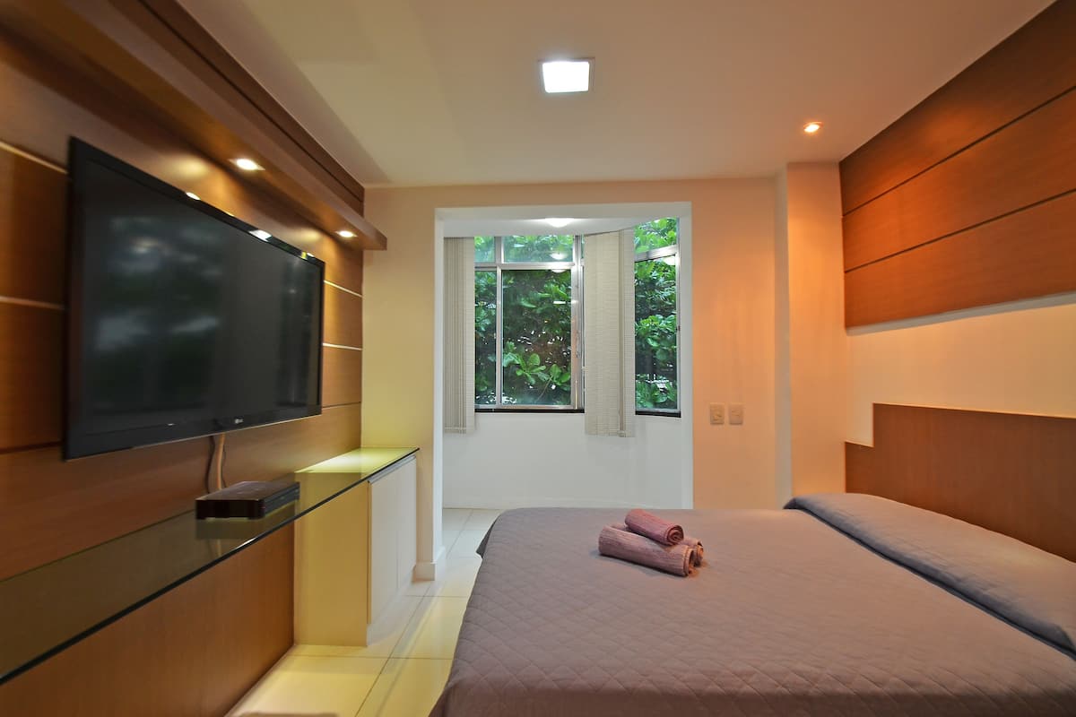 Apartamento família, 3 quartos, cozinha, ao lado da praia | 3 quartos, escrivaninha, ferros/tábuas de passar roupa