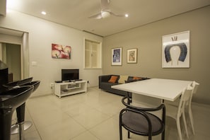 Appartement Confort, 3 chambres | Aire de séjour | Téléviseur à écran plat