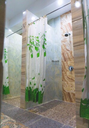Douche, douche à « effet pluie », serviettes fournies