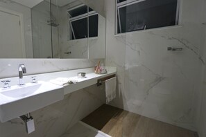 Deluxe-Apartment, 3 Schlafzimmer, Küche, am Strand | Badezimmer | Dusche, Handtücher