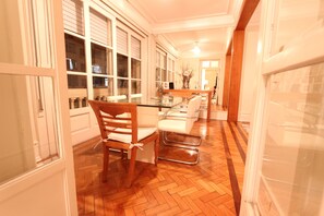 Departamento Deluxe, 3 habitaciones, cocina, junto a la playa | Área de sala de estar | Televisión de pantalla plana 