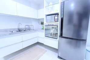 Deluxe Apartment, 3 Bedrooms, Kitchen, Beachside | Private kitchen | Fridge, microwave, oven, coffee/tea maker - LineRio Copacabana Luxury Residence 344 (Rio de Janeiro)