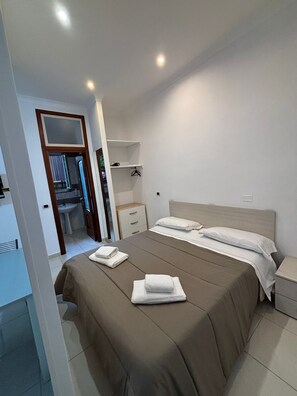 Studio – standard, gårdsplassområde | Sengetøy av topp kvalitet, skrivebord og blendingsgardiner