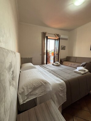 City-Vierbettzimmer | Hochwertige Bettwaren, Schreibtisch, Verdunkelungsvorhänge