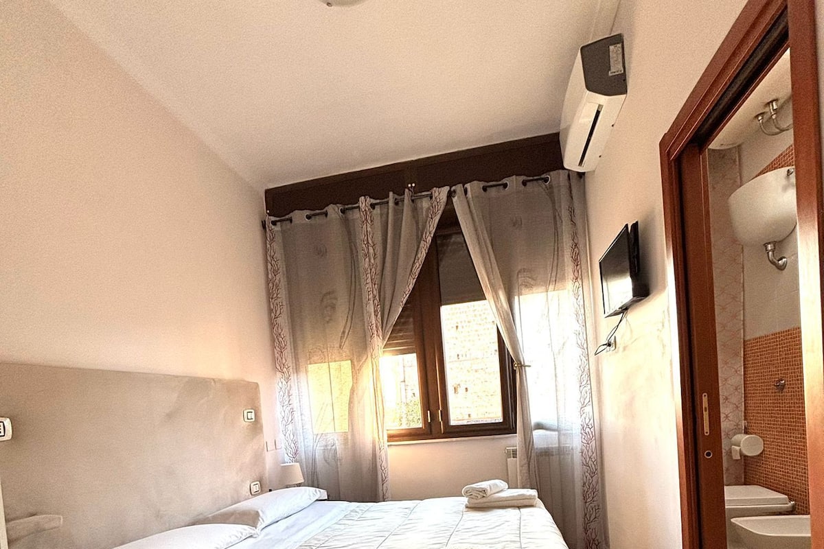 Double Room | Peralatan tempat tidur premium, meja, langsir/tirai gelap terus