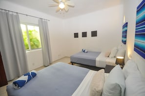 Quarto clássico, várias camas | 2 quartos, cofres nos quartos, escrivaninha