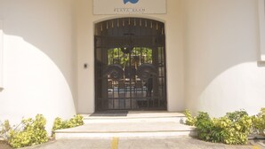 Pintu masuk properti