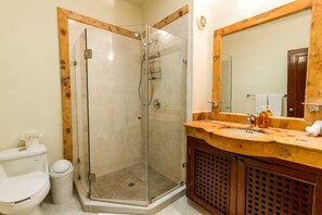 Apartemen Comfort, 2 kamar tidur, pemandangan kolam renang, sudut | Kamar mandi | Shower, pancuran hujan, pengering rambut, dan handuk