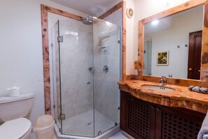 Appartement Exécutif, plusieurs lits, non-fumeurs, vue piscine | Salle de bain | Douche, douche à « effet pluie », serviettes fournies