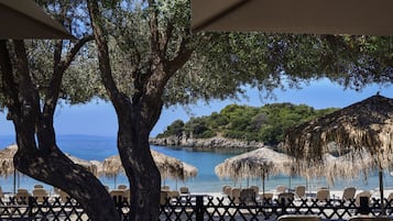 Plage, chaises longues, parasols, serviettes de plage