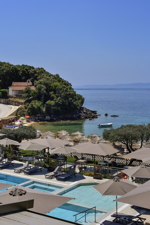 Piscine extérieure (ouverte en saison), parasols de plage