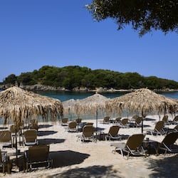 Sulla spiaggia, lettini da mare, ombrelloni, teli da spiaggia