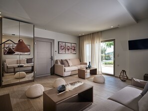 Suite Grand, vista al mar | Área de sala de estar | Televisión de pantalla plana 