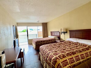 Desk, free WiFi - La Vista Inn (Port Richey)
