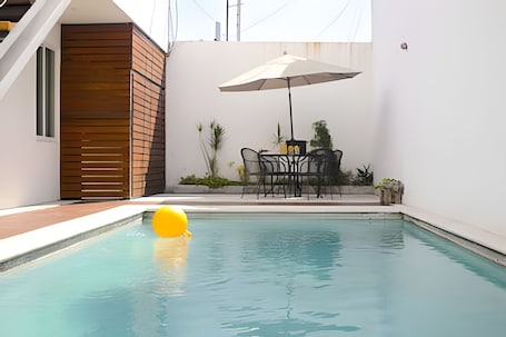 Una piscina al aire libre