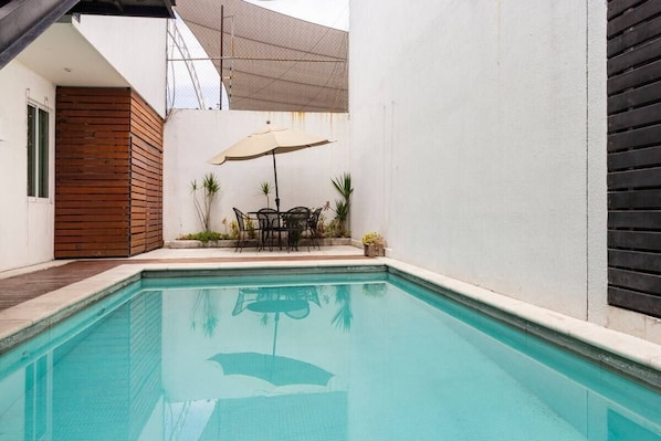 Una piscina al aire libre