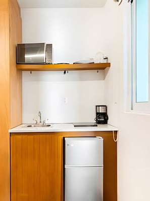 Studio | Eget kök | Kylskåp, mikrovågsugn och mixer