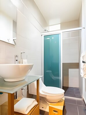 Estudio | Baño | Ducha, artículos de higiene personal gratuitos y toallas