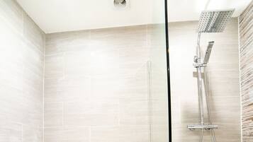Superior Double Room, 1 Double Bed | Bathroom | Free toiletries, towels, shampoo, toilet paper