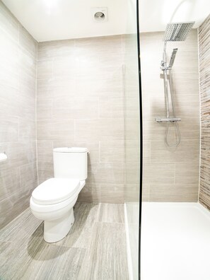 Habitación doble superior, 1 cama matrimonial | Baño | Amenidades de baño gratuitas, toallas, shampoo, papel de baño 