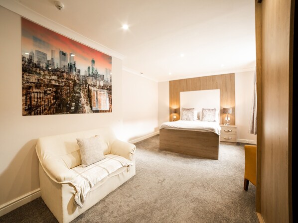 Desk, free WiFi - OYO White Horse Lodge Hotel, East Thirsk (Thirsk)