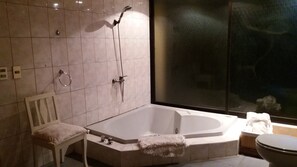 Standard-talo, 4 makuuhuonetta, oma kylpyhuone | Kylpyhuone | Suihku, pyyhkeet