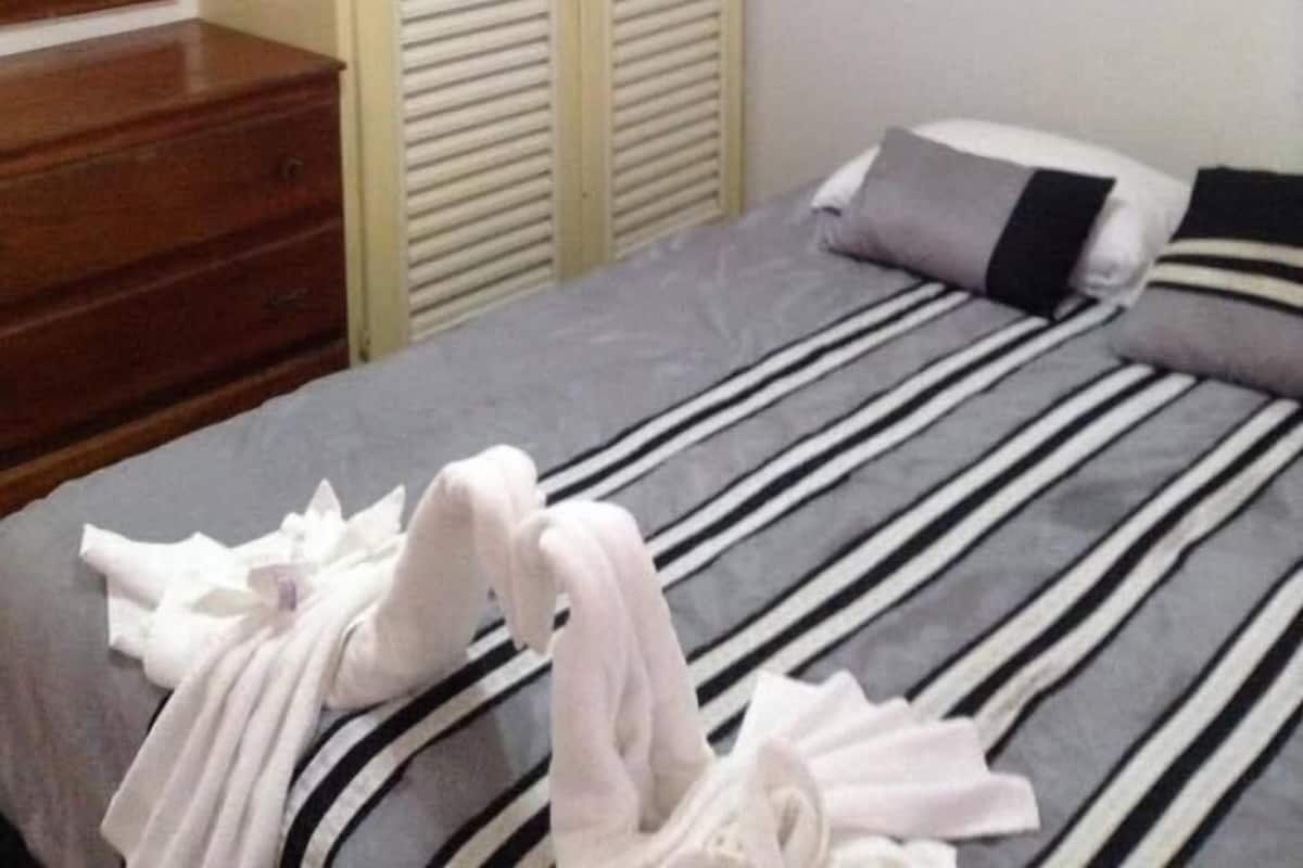 Double Room, Kitchen, Beachfront (1 Queen Bed, 1 Sofa Bed) | Seterika/papan seterika, katil bayi mudah alih, Wi-fi percuma