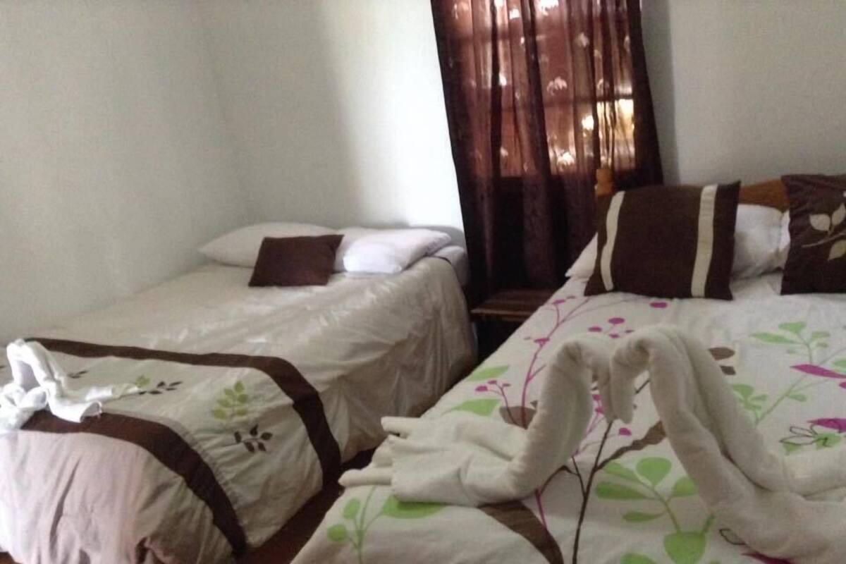 Familierom, 2 soverom, kjøkken, ved strandkanten (1 Queen, 2 Double and 1 Sofa Bed) | Strykejern/-brett, reiseseng for barn, wi-fi (inkludert) og sengetøy