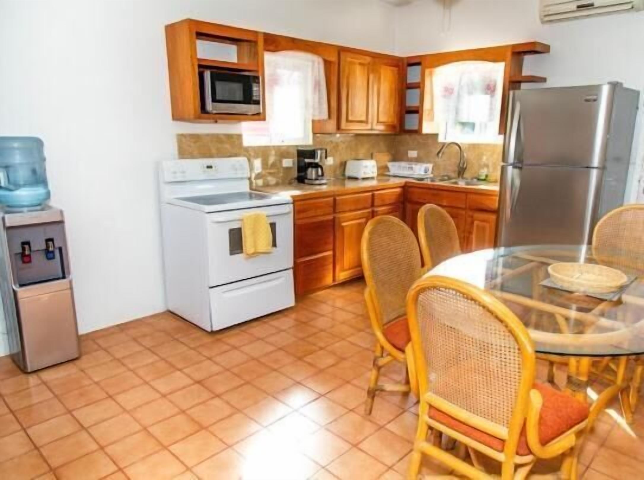 Lemari es, microwave, oven, dan kompor