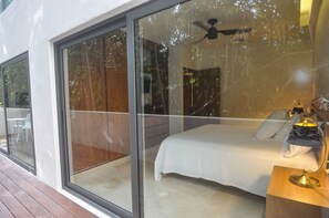 Departamento de lujo, 1 cama King size, vista al jardín, planta baja | 1 habitación, caja de seguridad en la habitación y escritorio 