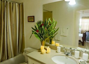 Departamento Prestigio, 1 cama King size, vista a la bahía, frente al mar | Baño | Regadera, amenidades de baño gratuitas, secadora de cabello, toallas 
