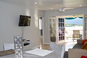 Premium-huoneisto, 2 makuuhuonetta, näköala lahdelle, meren rannalla | Olohuone | 35–tuumainen LCD-televisio, jossa kaapelikanavat