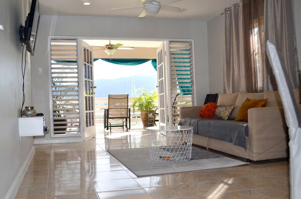 Premium-huoneisto, 2 makuuhuonetta, näköala lahdelle, meren rannalla | Oleskelualue | 35–tuumainen LCD-televisio, jossa kaapelikanavat