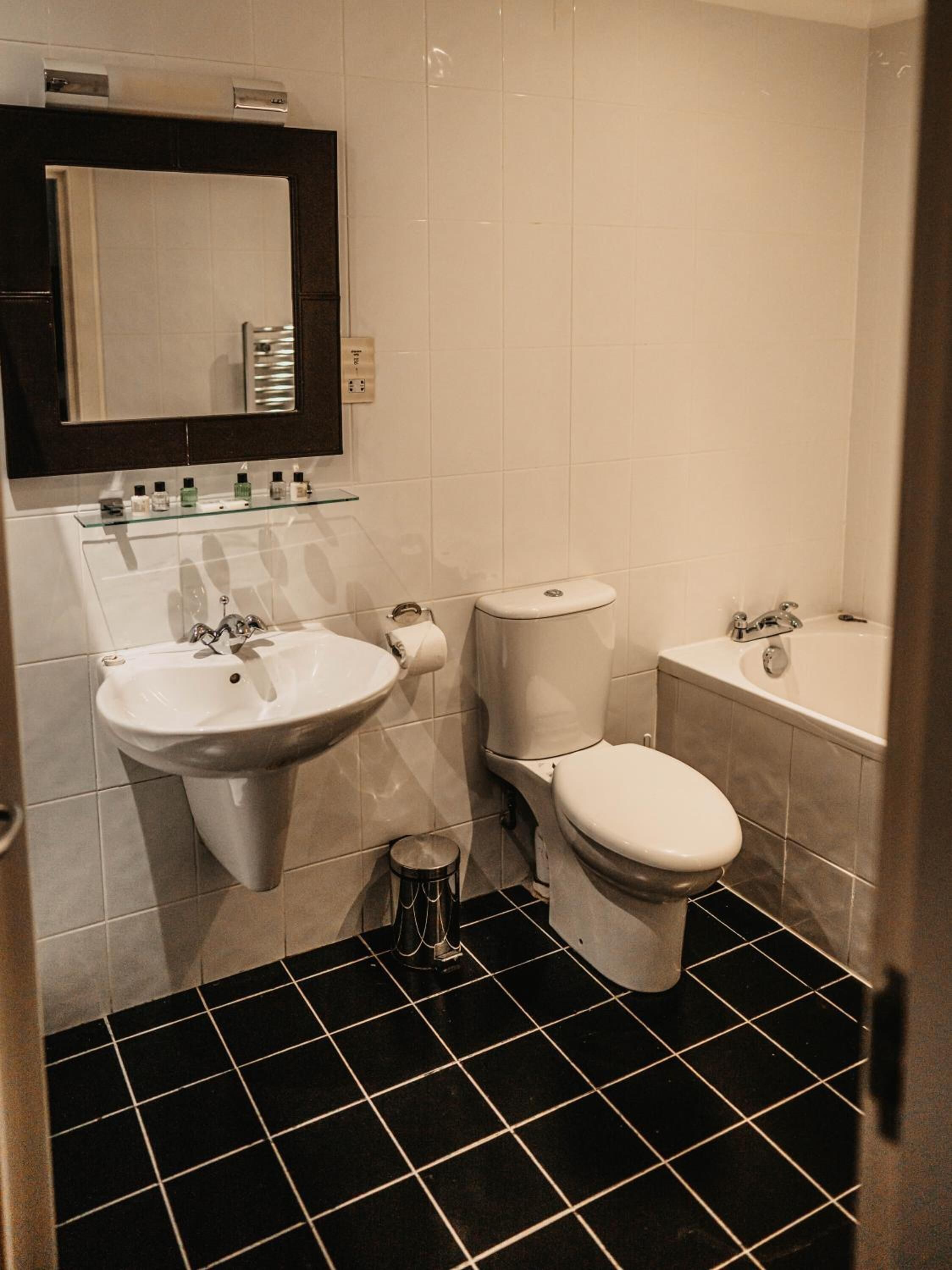 standard double room | bathroom | free toiletries, towels
