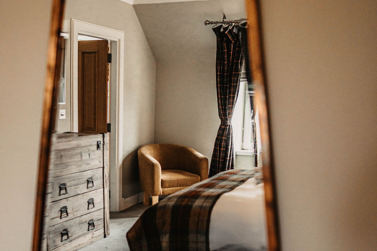 deluxe double room | desk, iron/ironing board, free wifi, bed sheets