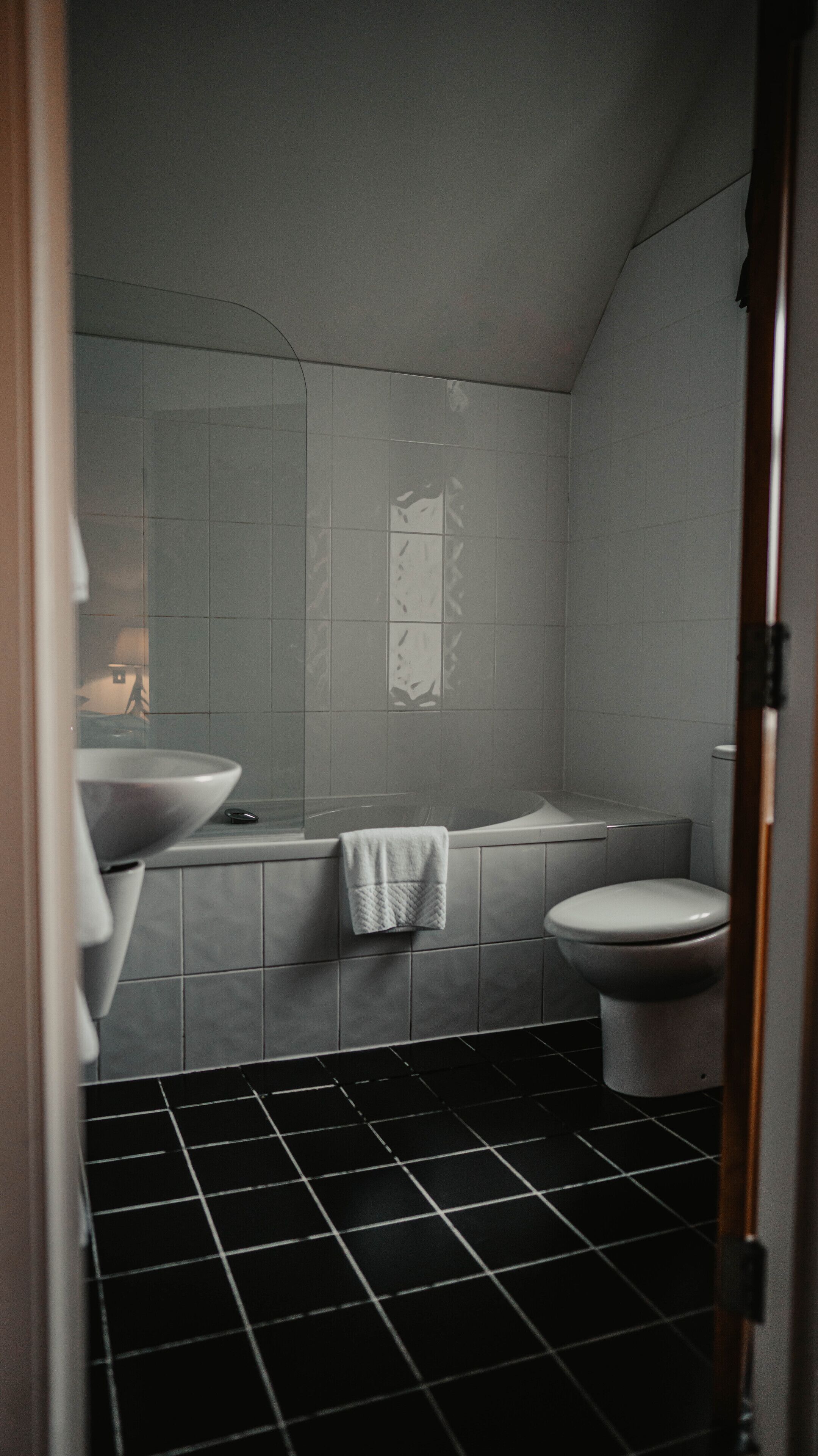 superior double room | bathroom | free toiletries, towels