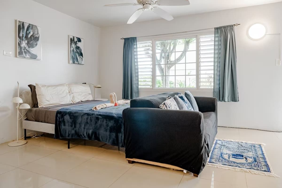 Suíte estúdio conforto, 1 cama Queen e sofá-cama, acesso à piscina, no jardim | Wi-Fi de cortesia