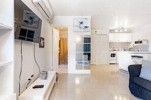 Comfort Studio Suite, 1 Queen Bed with Sofa bed, Pool Access, Garden Area | Free WiFi - Seawind On The Bay Beach Studio OLR (Montego Bay)